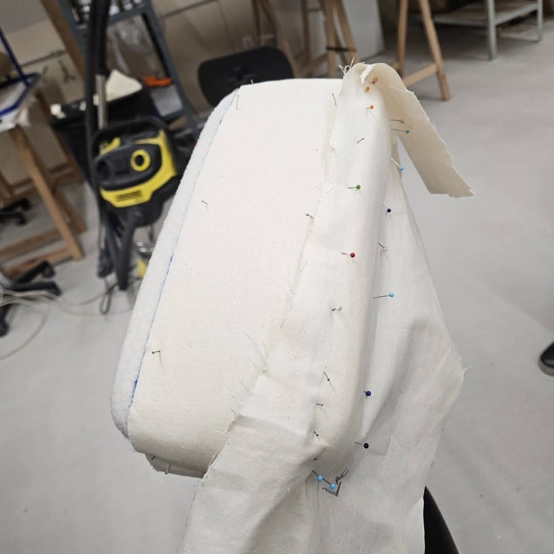Étape de création d'un accoudoir en cuir