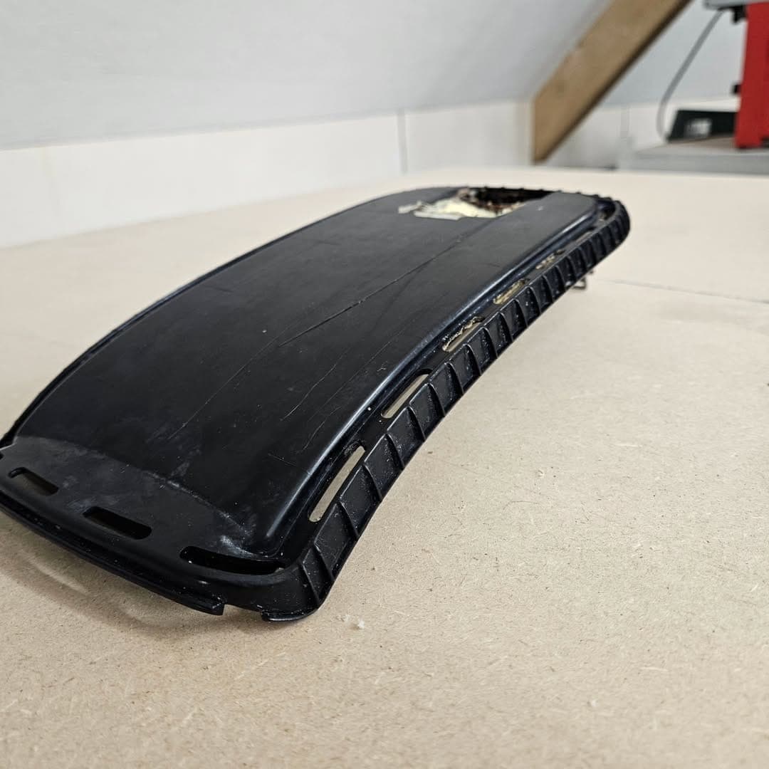 Accoudoir usé avant réfection sur mesure