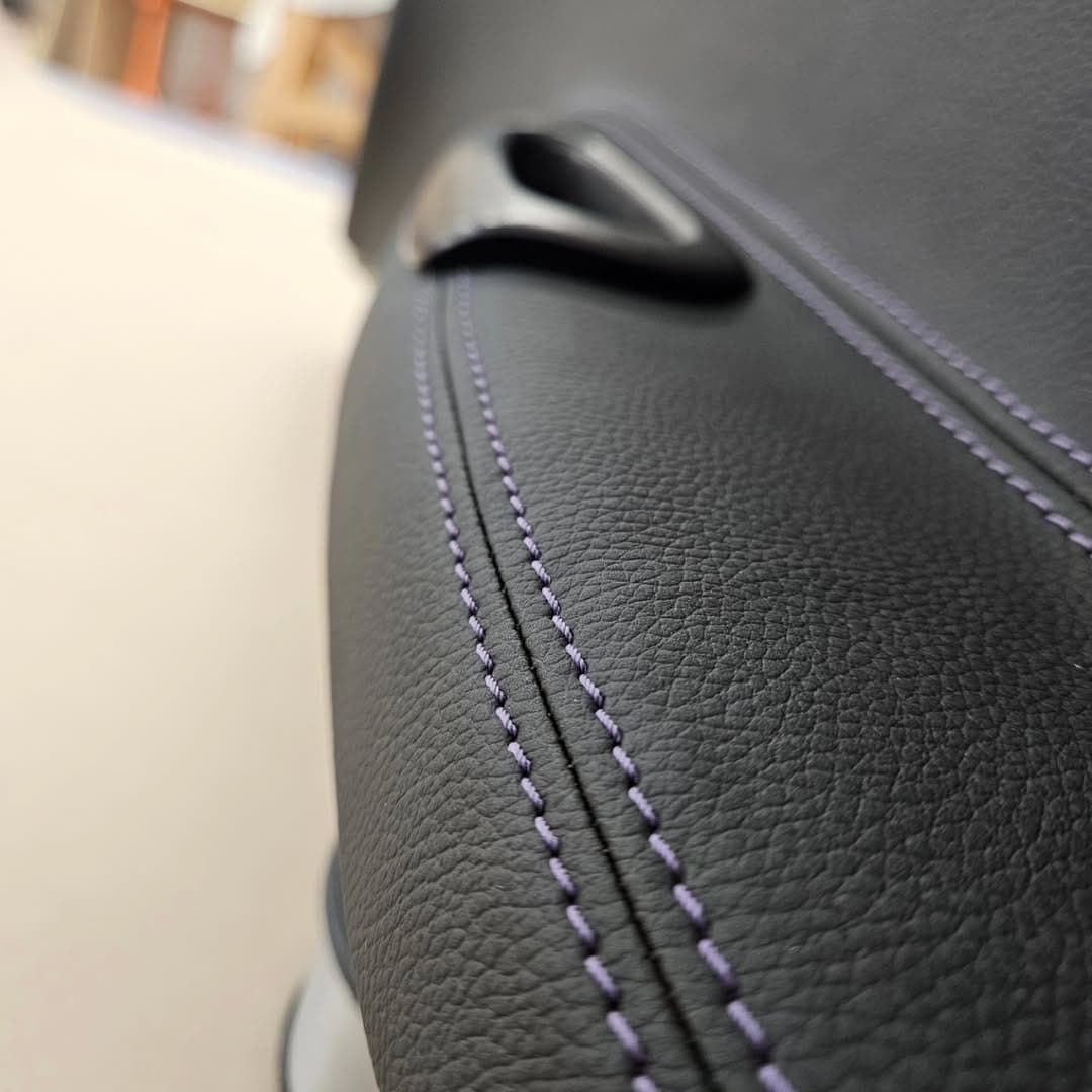Finition d'un intérieur automobile en cuir