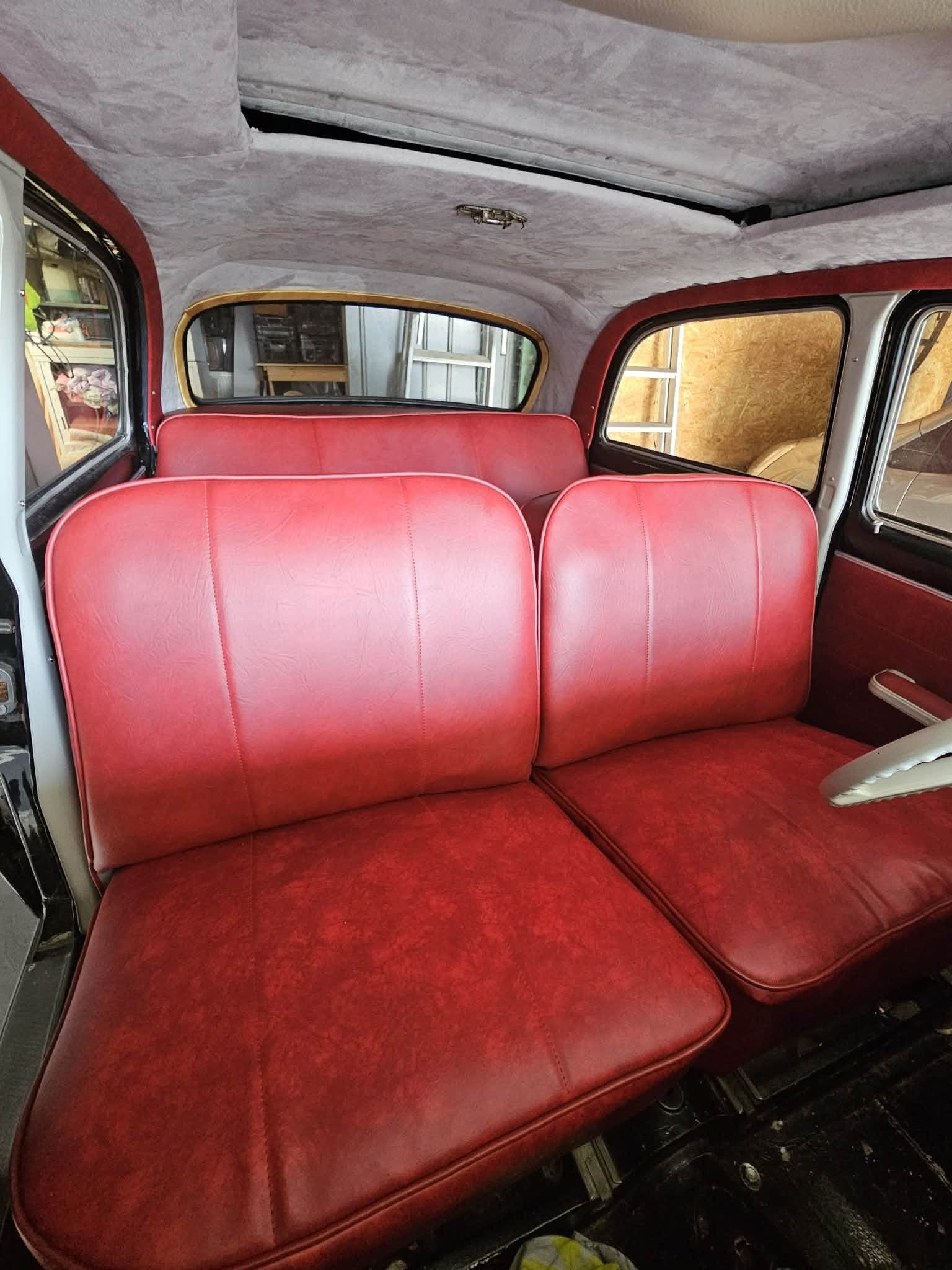 Banquettes avant en cuir rouge dans un véhicule ancien
