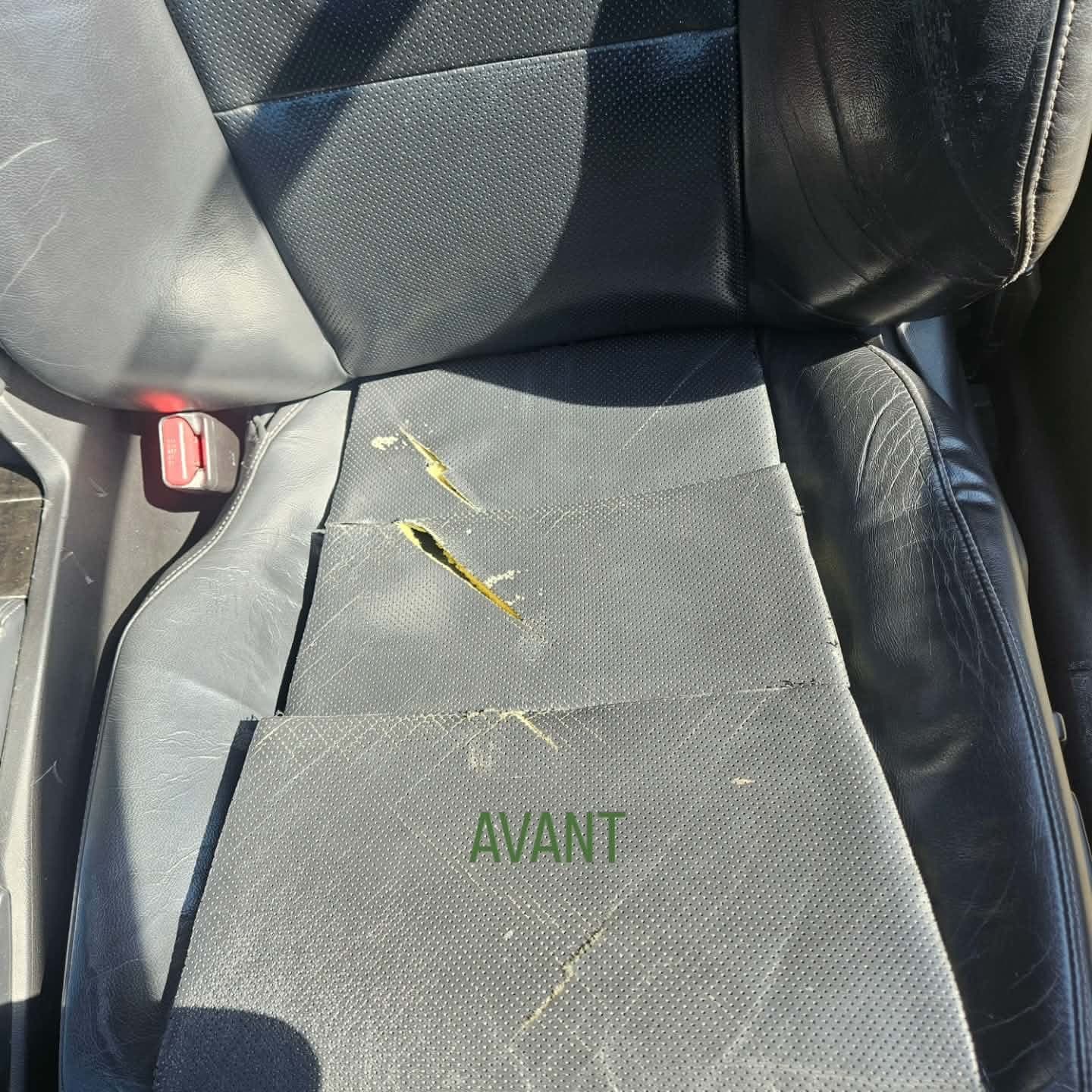Assise de siège en cuir noir craquelée et déchirée avant changement de pièce