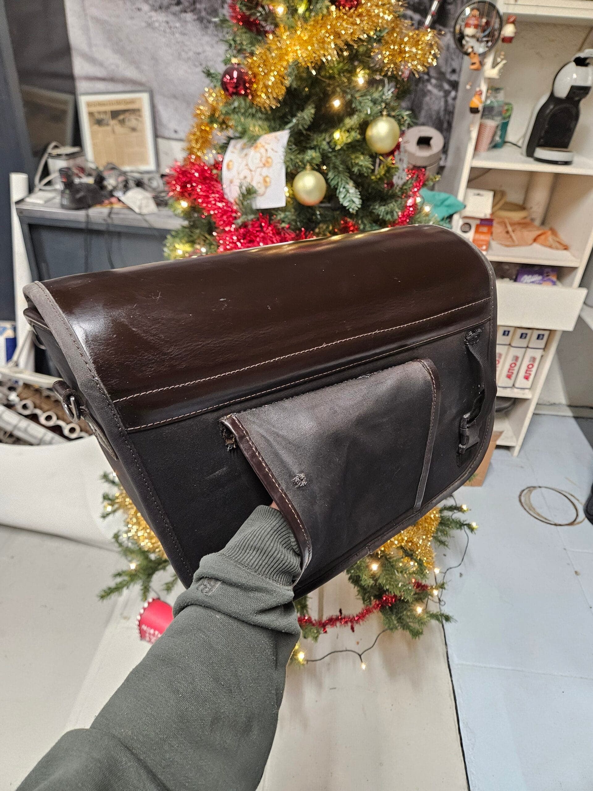 Sacoche de moto en cuir refaite à neuf