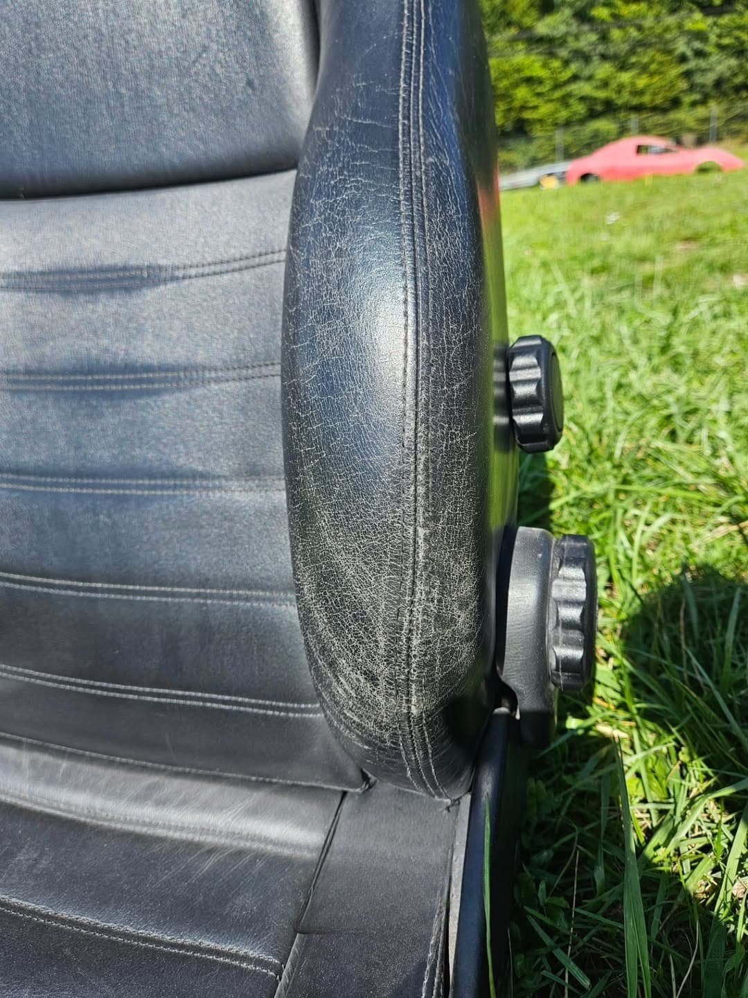 Flanc de siège en cuir noir craquelé avant repigmentation