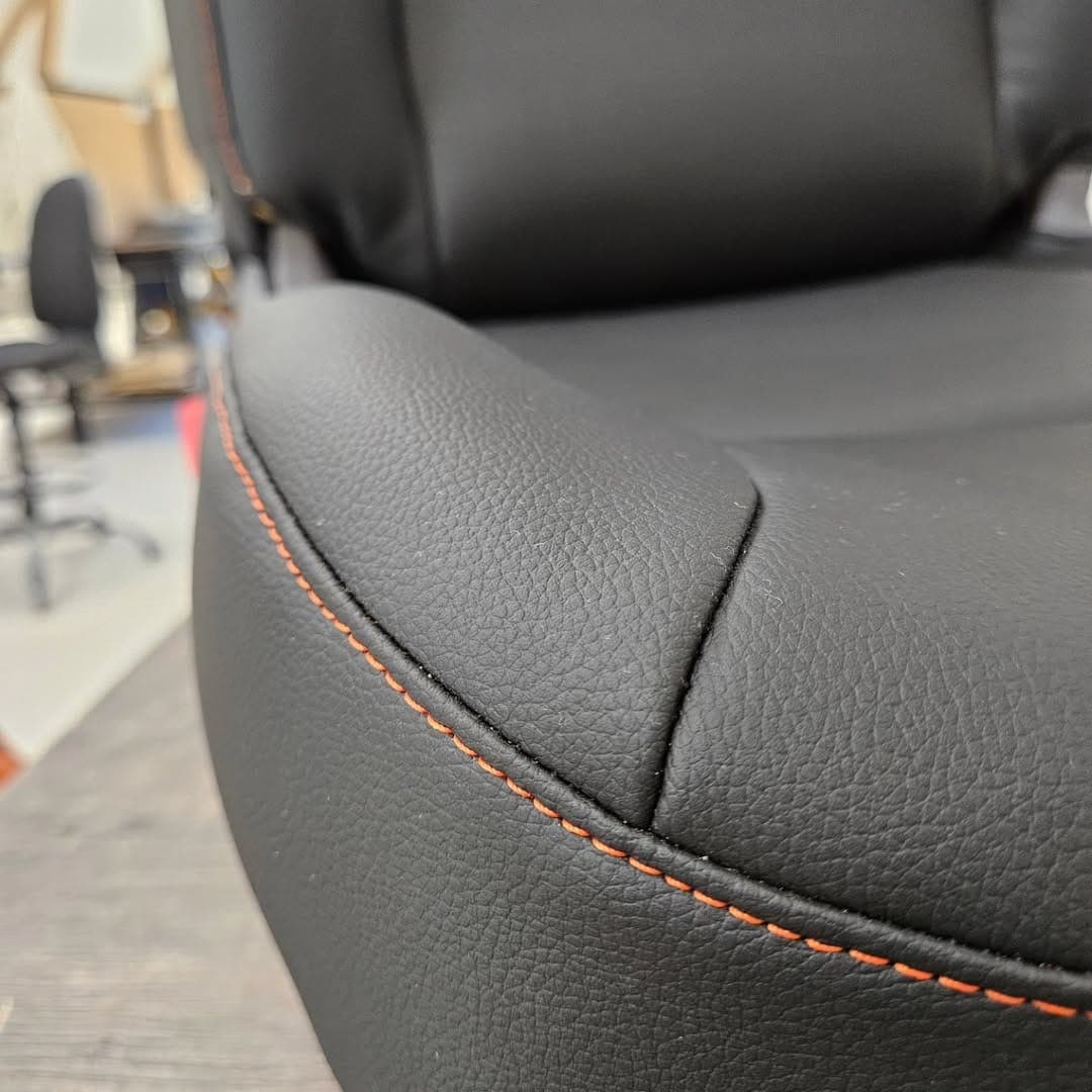 Couture main et surpiqûres sur un volant cuir