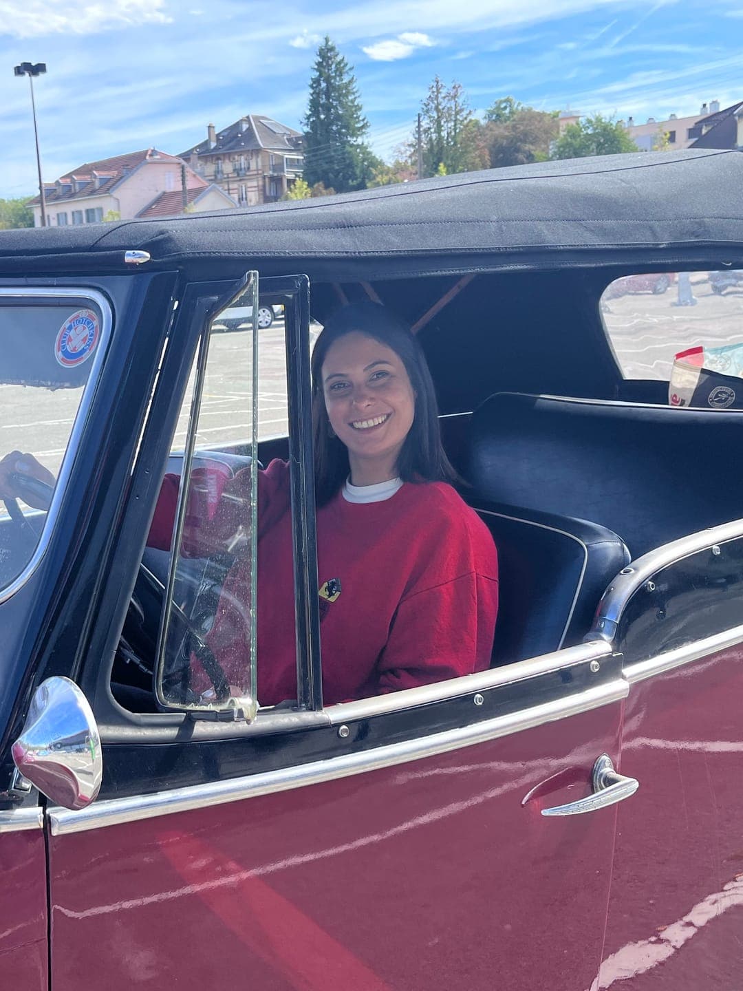 Alice Pagnoux, sellière et créatrice de Sellerie Coll, à bord d'un cabriolet ancien